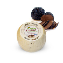 Caciotta al Tartufo del Caseificio Casello sullo sfondo due tartufi neri