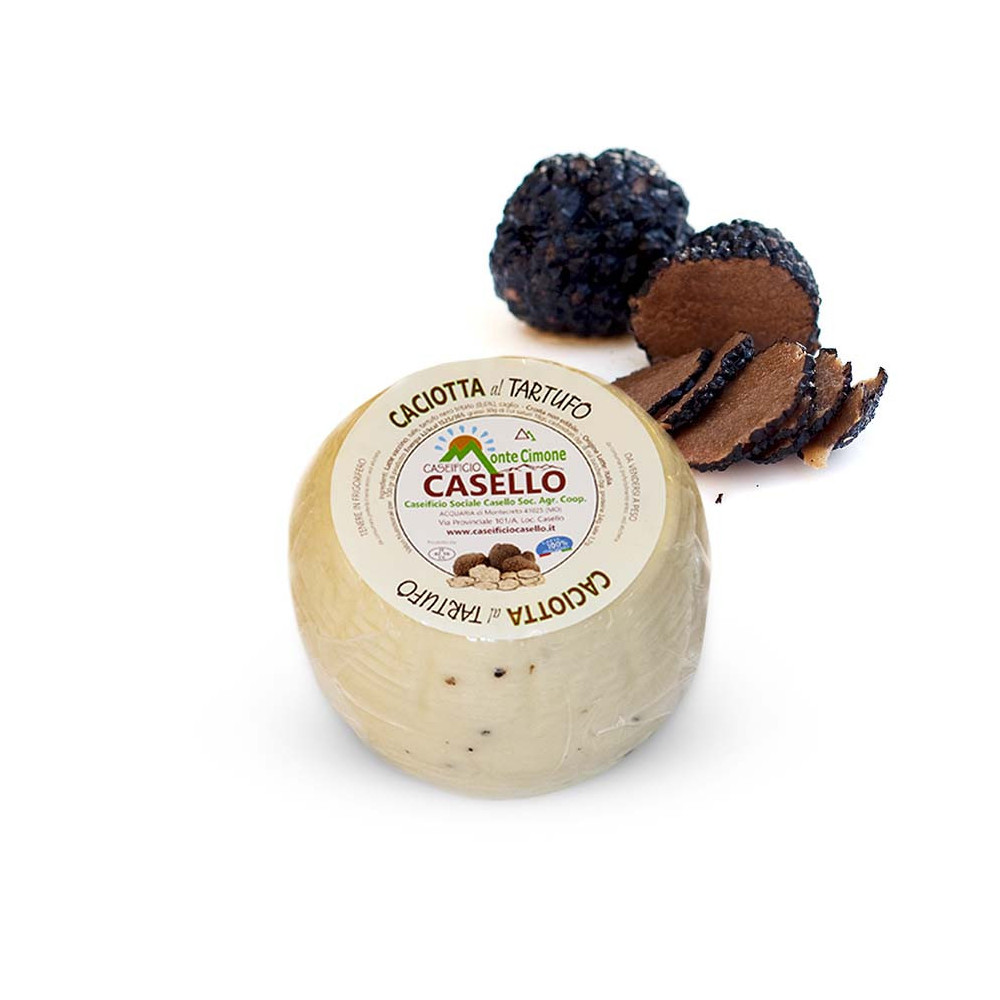 Caciotta al Tartufo del Caseificio Casello sullo sfondo due tartufi neri Caciotta al Tartufo del Caseificio Casello sullo sfondo due tartufi neri